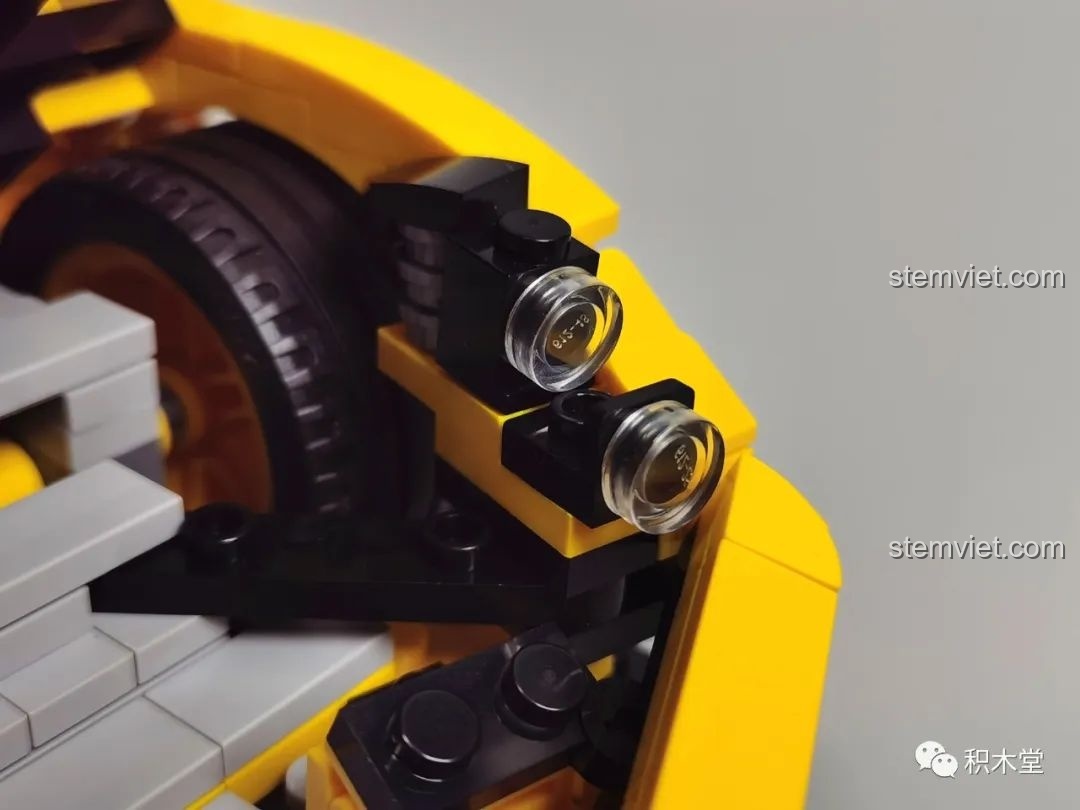 Mô hình Lego Koenigsegg Regera màu vàng được trưng bày.