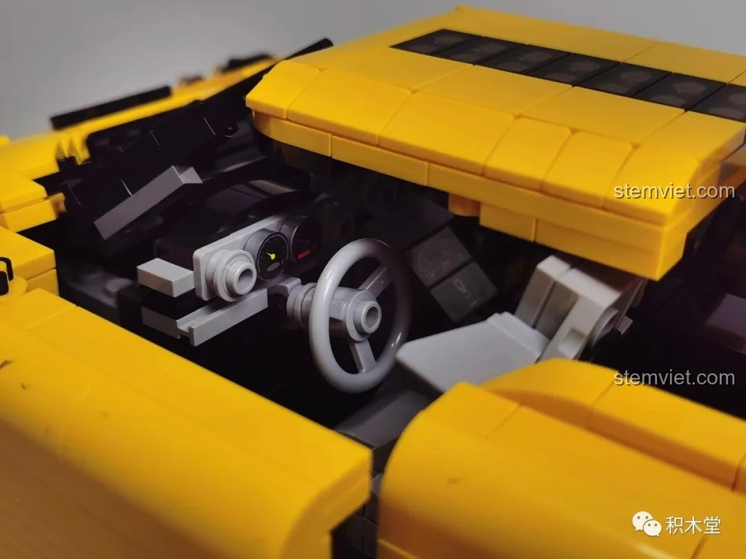 Mô hình Lego Koenigsegg Regera màu vàng với nhân vật Batman.