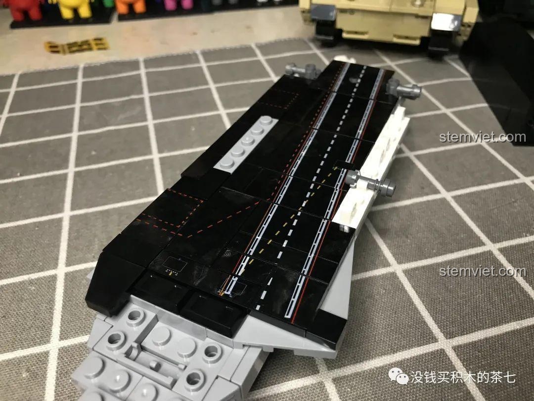 Mô hình tàu sân bay Liêu Ninh PLA.Navy Liaoning 1562 của Jia Zhi đã hoàn chỉnh, nhìn từ phía trước, thể hiện phần mũi tàu và boong.