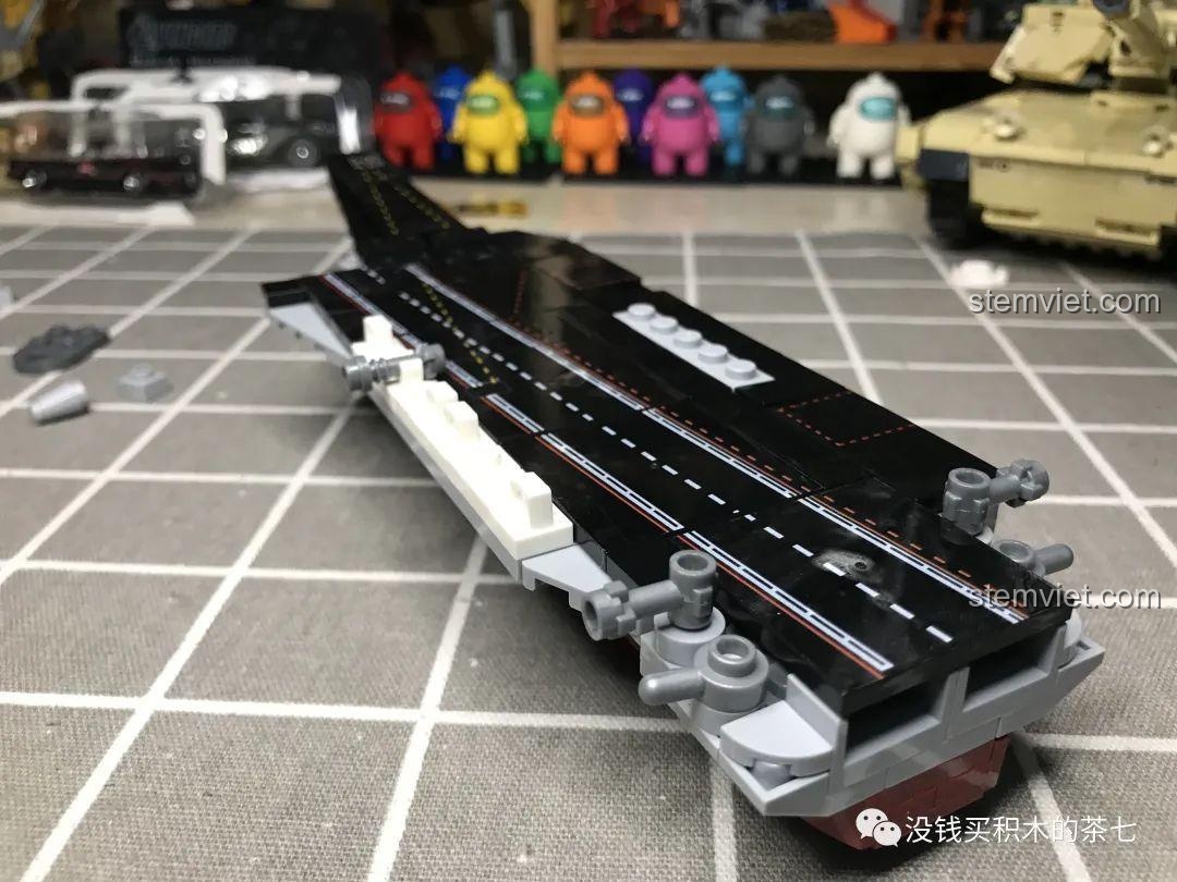 Mô hình tàu sân bay Liêu Ninh PLA.Navy Liaoning 1562 của Jia Zhi đã hoàn chỉnh, nhìn từ góc khác, tổng thể hài hòa và cân đối.