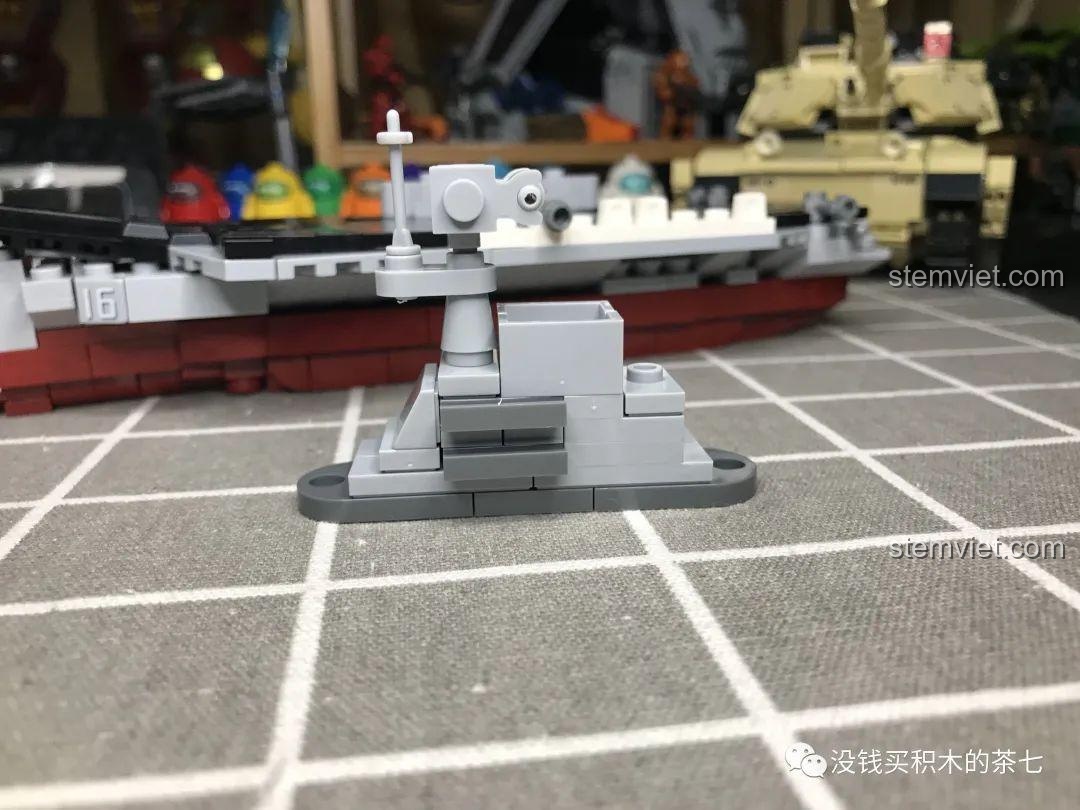 Mô hình tàu sân bay Liêu Ninh PLA.Navy Liaoning 1562 hoàn chỉnh với máy bay chiến đấu J-15 đặt trên boong, sẵn sàng cất cánh.