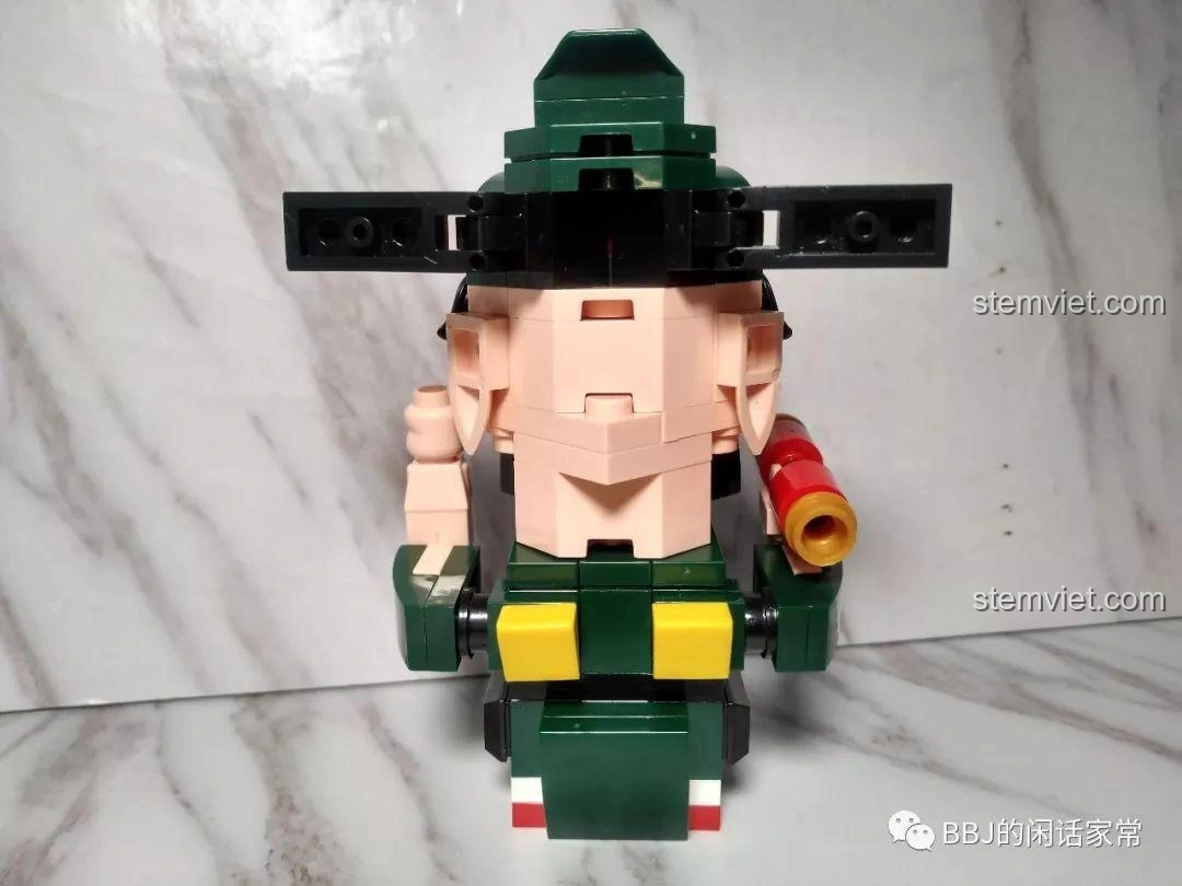 Mô hình Lộc Tinh ZHEGAO QL0953-2 đang lắp ráp, nhìn từ góc nghiêng khác, làm nổi bật các chi tiết trang phục.