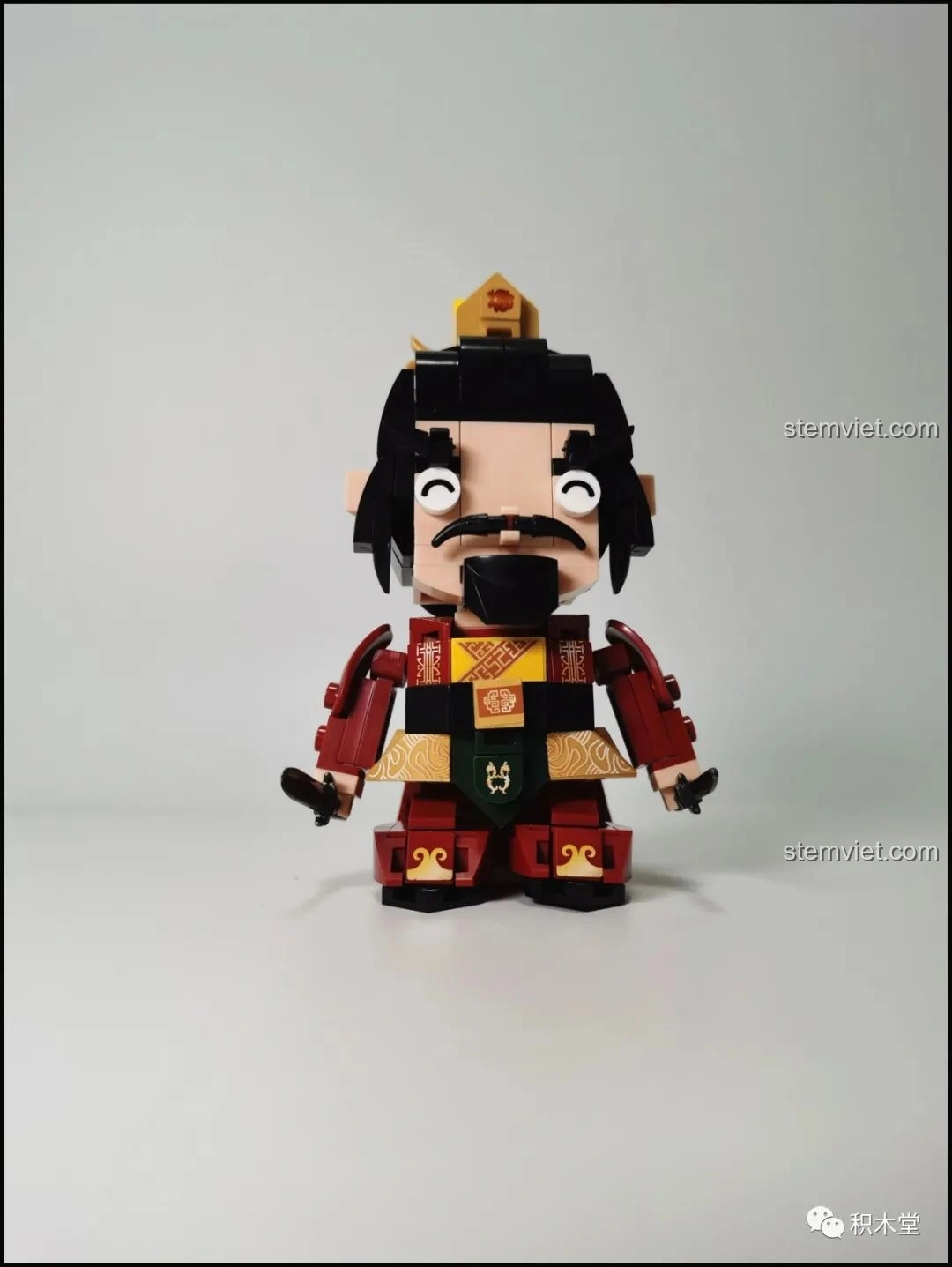 Mô hình lắp ráp Sluban Q-Bricks Lưu Bị đã hoàn thành, với biểu cảm vui vẻ.