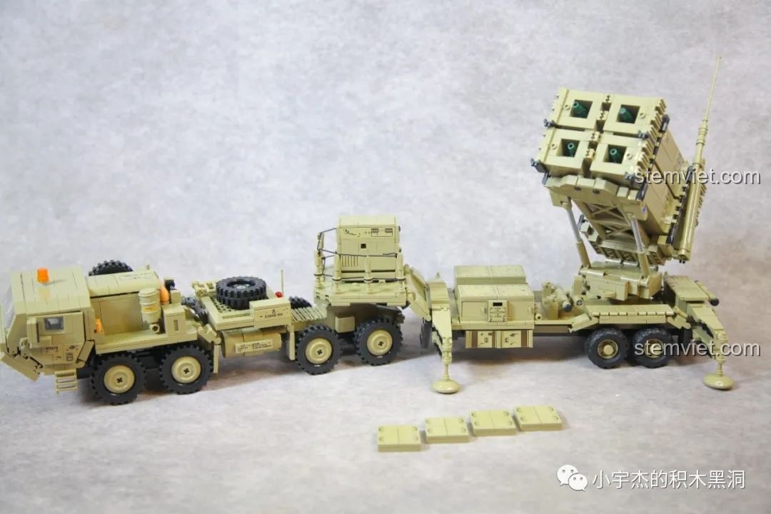 Mô hình Xe Tải Tên Lửa M983 hoàn chỉnh với các nắp ống phóng được mở ra, thể hiện một tính năng khác.