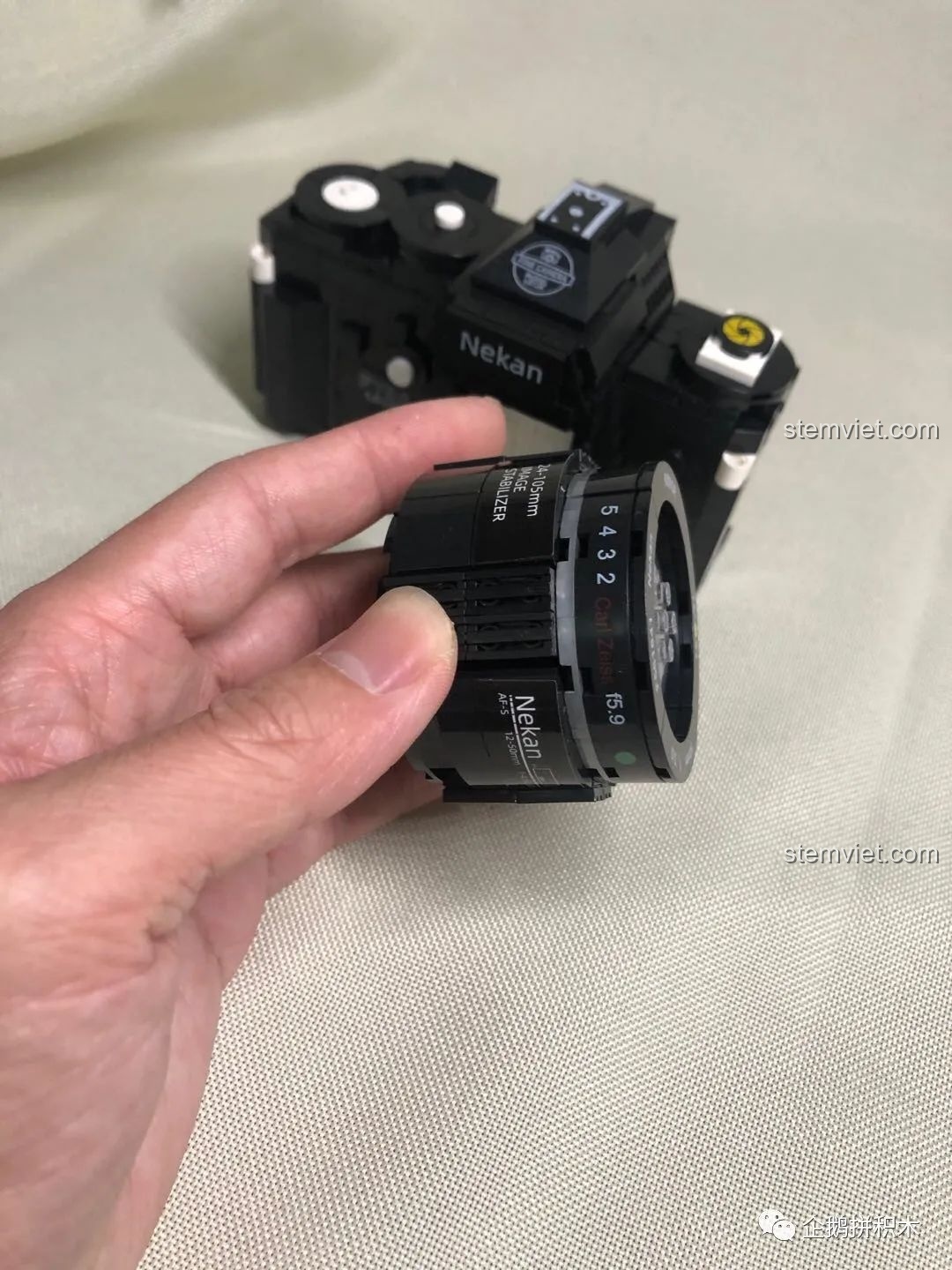 Mô hình Máy Ảnh Kỹ Thuật Số Nekan FY2A LR129 (00844) hoàn chỉnh, nhìn từ phía trước.