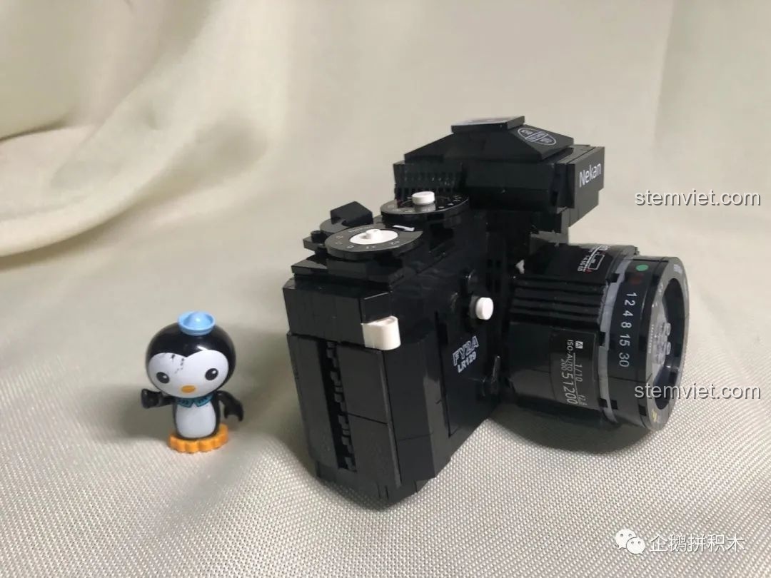 Mô hình Máy Ảnh Kỹ Thuật Số Nekan FY2A LR129 (00844) cầm trên tay rất đẹp và ấn tượng.