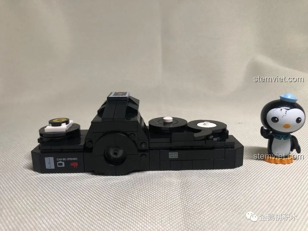 Mô hình Máy Ảnh Kỹ Thuật Số Nekan FY2A LR129 (00844) đang được lắp ráp, các chi tiết khớp nối tốt.