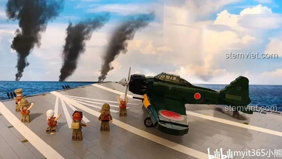 Mô hình máy bay A6M Zero M38-B1108 trên sa bàn tàu sân bay với các minifigure phi công và thủy thủ đoàn.