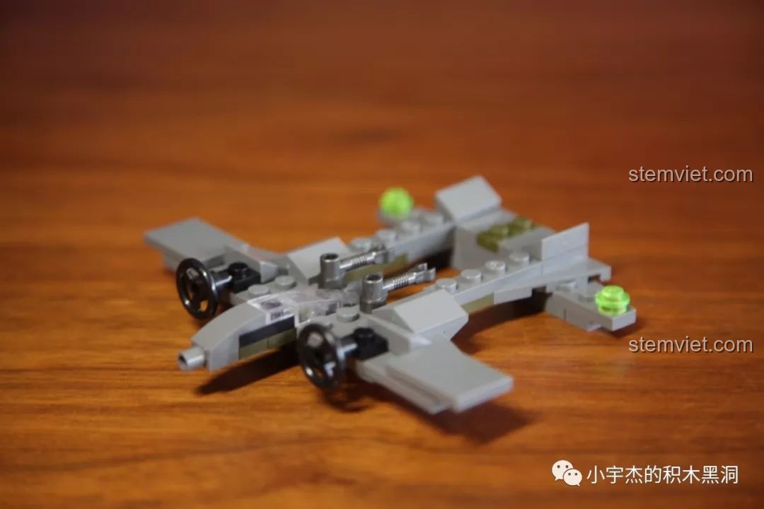 Mô hình thứ hai từ bộ SEMBO 101120, một chiếc máy bay ném bom Ar E.340, thể hiện sự sáng tạo của bộ lắp ráp.