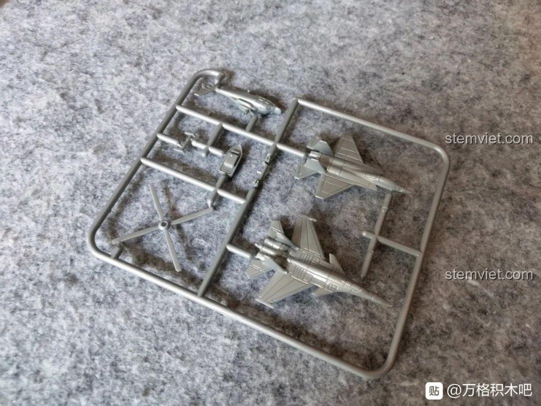 Các mô hình máy bay chiến đấu và trực thăng nhỏ đi kèm trong bộ lắp ráp Tàu sân bay Sơn Đông.