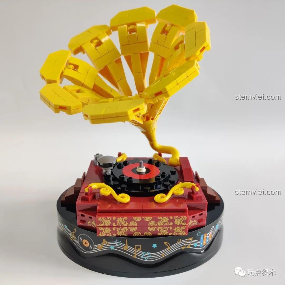 Mô hình Hộp Nhạc Máy Hát Đĩa Than Cổ Điển WOMA C0364 hoàn thiện với loa kèn vàng và đĩa than đen.