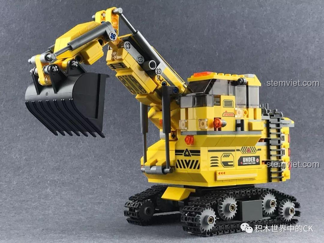 Mô hình Máy Xúc Cỡ Lớn hợp thể từ bộ Xingbao XB-13002, với gàu xúc lớn và thiết kế hầm hố.