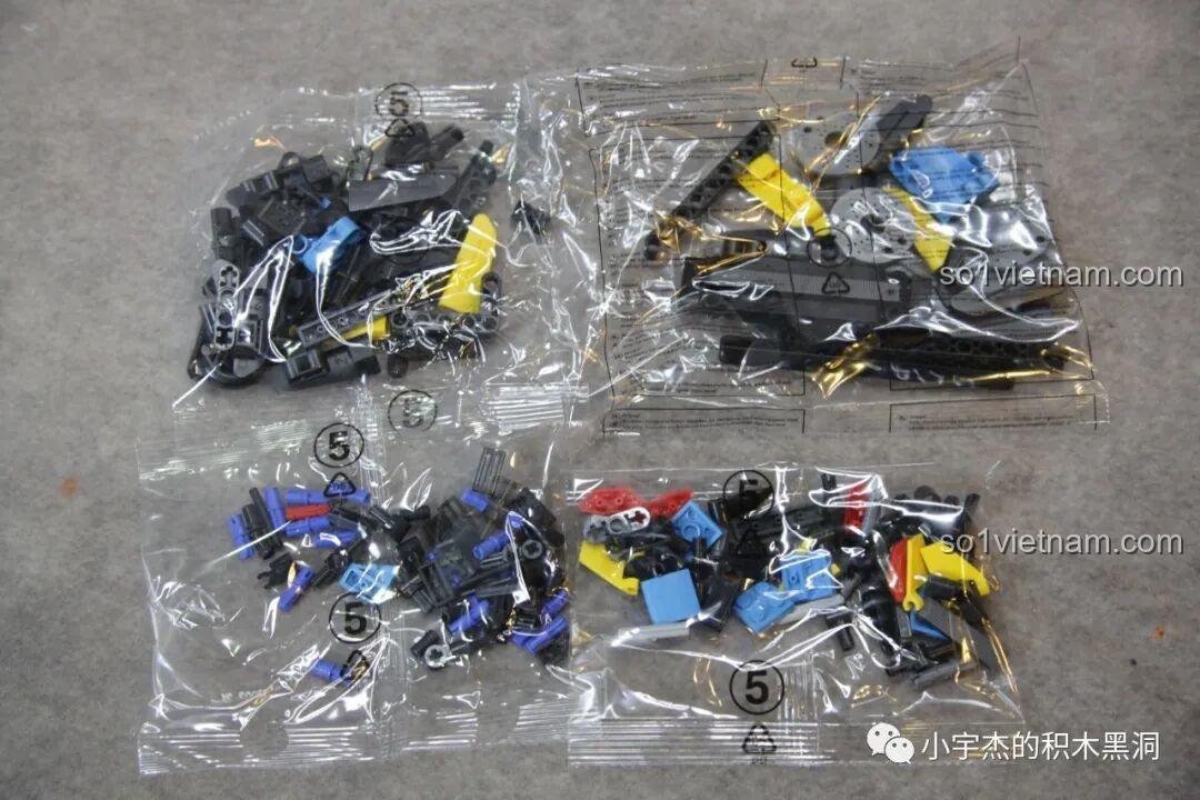 Mô hình hoàn chỉnh PanlosBrick 673002 McLaren Senna GTR màu xanh với cửa đóng.