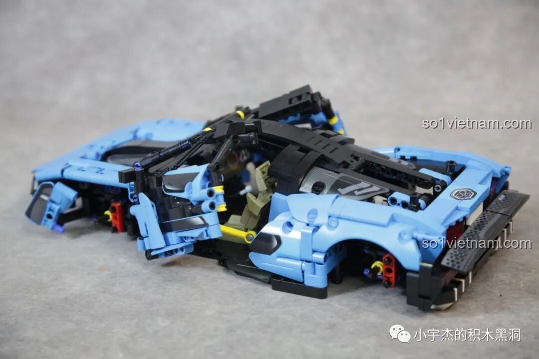 Mô hình hoàn chỉnh PanlosBrick 673002 McLaren Senna GTR màu xanh với cửa cánh chim đang mở.