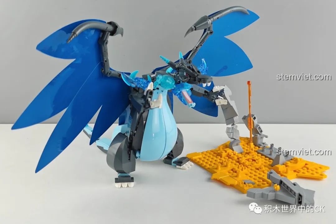 Mô hình Mega Charizard X dần hoàn thiện với phần thân, chân và đầu, thể hiện sự dũng mãnh.
