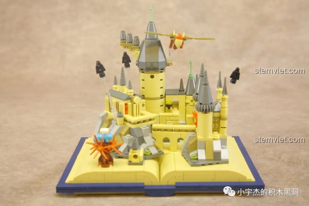 Mô hình Lâu đài Hogwarts Meiji 13010 hoàn chỉnh nhìn từ góc chính diện, vô cùng đẹp mắt.