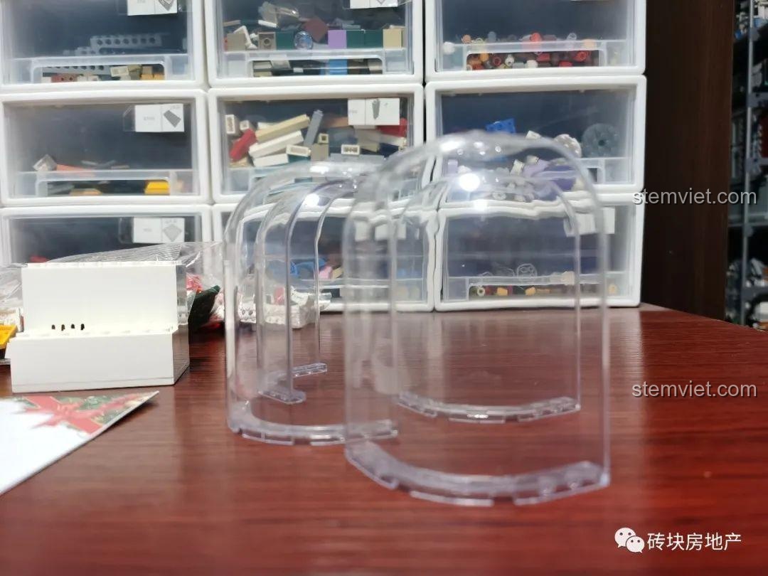 Góc nhìn khác của các mảnh ghép trong suốt hình vòm, cho thấy độ hoàn thiện của bộ Hộp nhạc Giáng Sinh Zhe Gao QL0981.