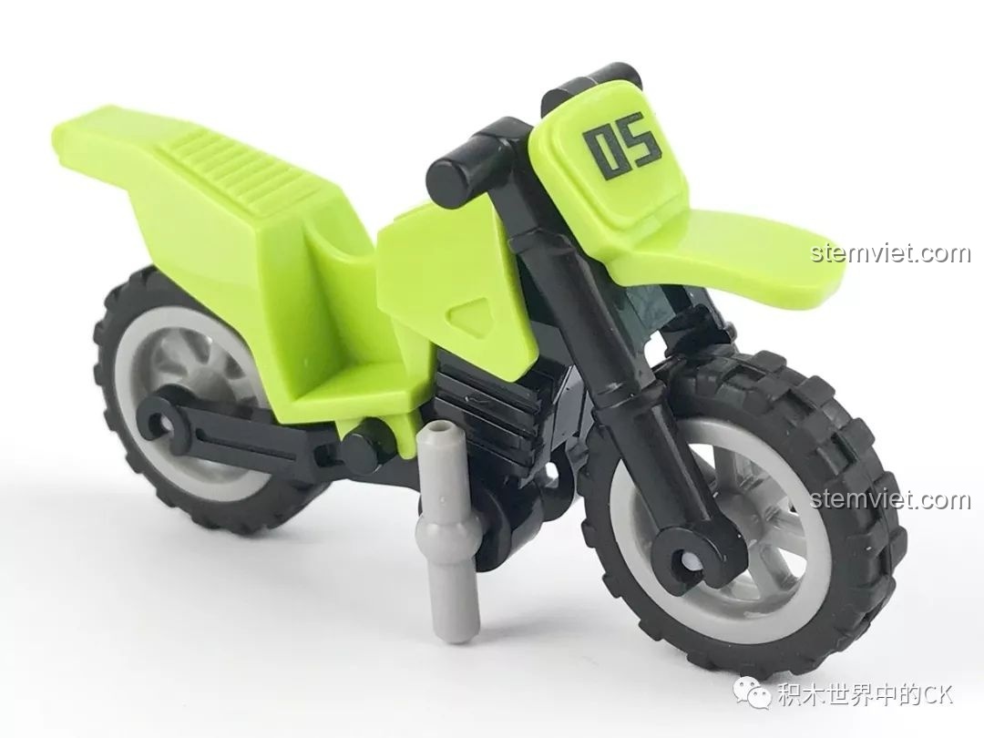 Mô hình mô tô địa hình màu xanh lá trong bộ đồ chơi SEMBO SD9552, thiết kế nhỏ gọn và linh hoạt cho các nhiệm vụ.