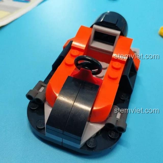 Cận cảnh mô hình mô tô nước của tên tội phạm trong bộ Sluban M38-B0657 với màu cam và đen chủ đạo, có cả vô lăng.