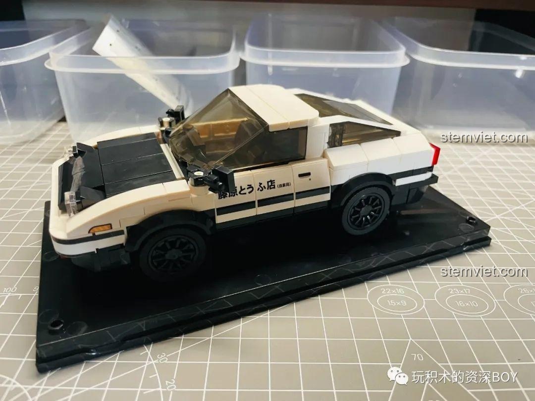 Mô hình Mould King 27013 Xe Đua Toyota AE86 đã hoàn thành phần thân xe, đặt trên đế trưng bày, sẵn sàng dán decal.