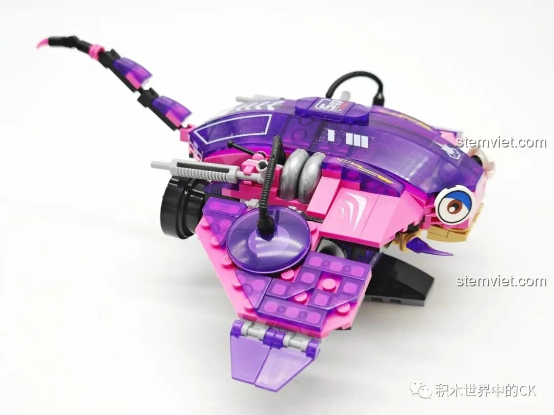 Mô hình Mực hoàn chỉnh của bộ lắp ghép sinh vật biển sâu Zhe Gao 662001, đứng trên đế trưng bày.