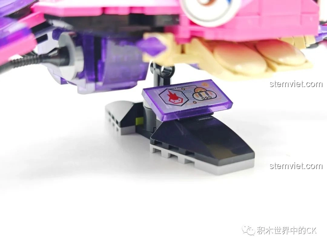 Mặt bên của mô hình Mực Zhe Gao 662001, với các chi tiết cơ khí và khớp nối, tạo vẻ ngoài mạnh mẽ.