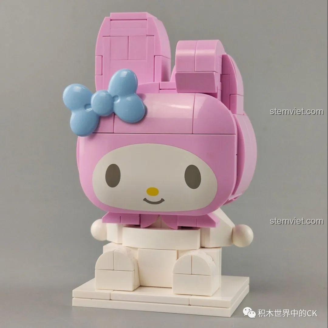 Mô hình My Melody K20802 hoàn chỉnh, nhân vật Sanrio đáng yêu với tông màu hồng và chiếc nơ xanh.
