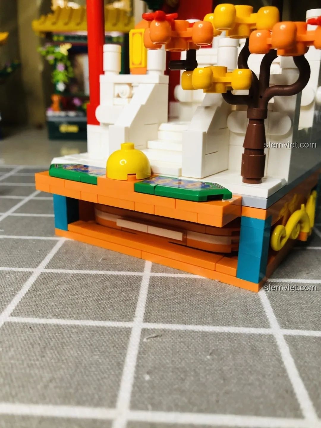 Góc nhìn nghiêng của mô hình Wekki 506004 Cảnh Thu, thể hiện chiều sâu và chi tiết kiến trúc.