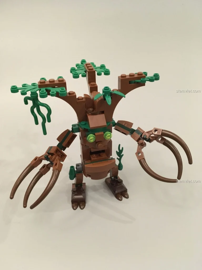 Mô hình Người Cây tí hon Enlighten 2309 với thân cây màu nâu và lá xanh, đôi mắt phát sáng, sẵn sàng chiến đấu.