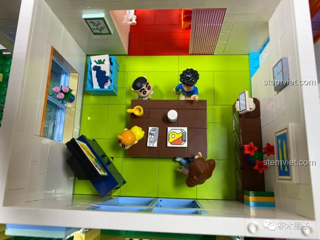 Gia đình Nohara ngồi ăn tối cùng nhau trong phòng ăn của bộ xây dựng Mô hình nhà của Cậu bé bút chì.