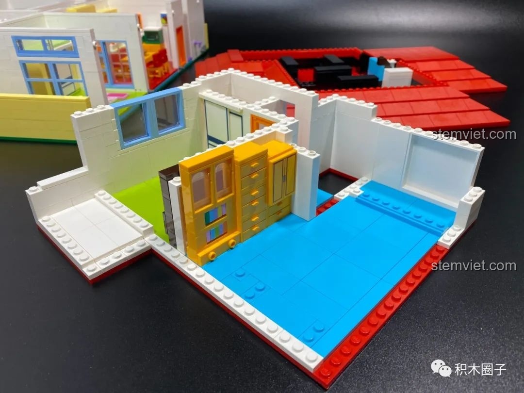 Tầng 2 đã được lắp ráp xong với phòng làm việc và phòng chứa đồ trong bộ xây dựng Mô hình nhà của Cậu bé bút chì.