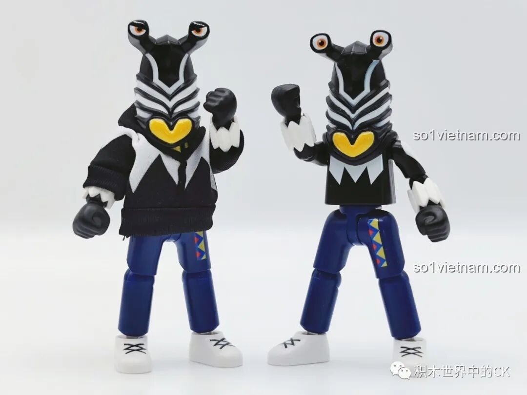 Mô hình cô gái dễ thương với mái tóc nâu, mắt hồng và váy xanh, là một phần của bộ lắp ráp BLOKEES.