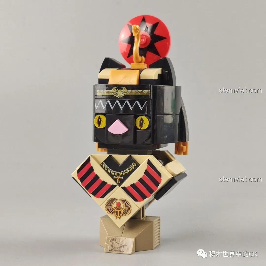 Mô hình Nữ Thần Bastet hoàn chỉnh từ bộ lắp ráp ZHEGAO CW2002A, với hình dáng mèo và trang sức đặc trưng.