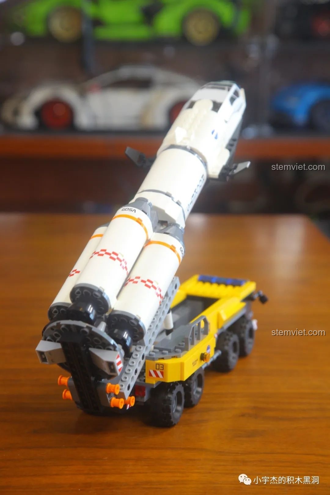 Góc nhìn ngang khi tên lửa GUDI 10803 ở tư thế phóng, thể hiện sự ổn định của mô hình.