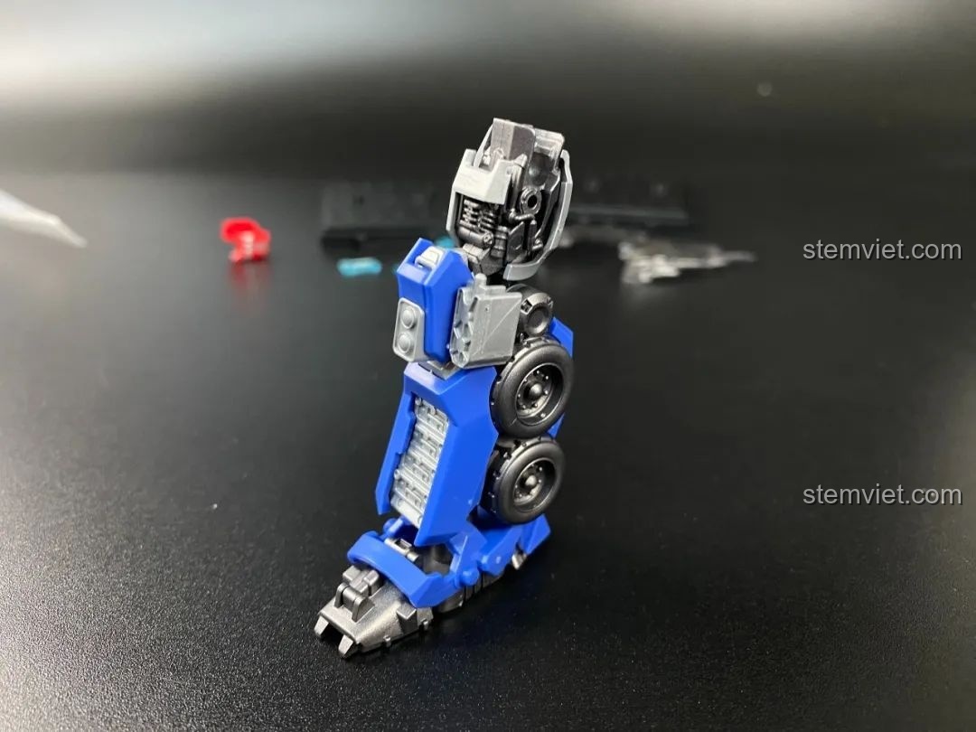 Mô hình Optimus Prime BLOKEES 71141 từ góc nghiêng, khoe các chi tiết giáp trụ và bánh xe trên chân.