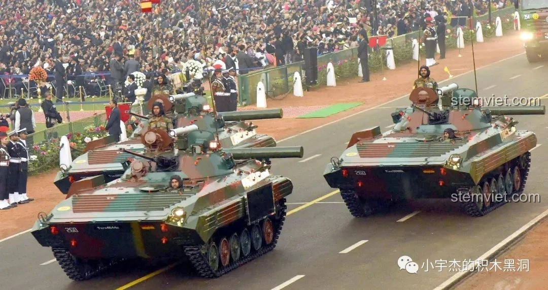 Mô hình Panlos Brick 639010 Xe Bọc Thép 04A với nòng pháo có thể thu gọn