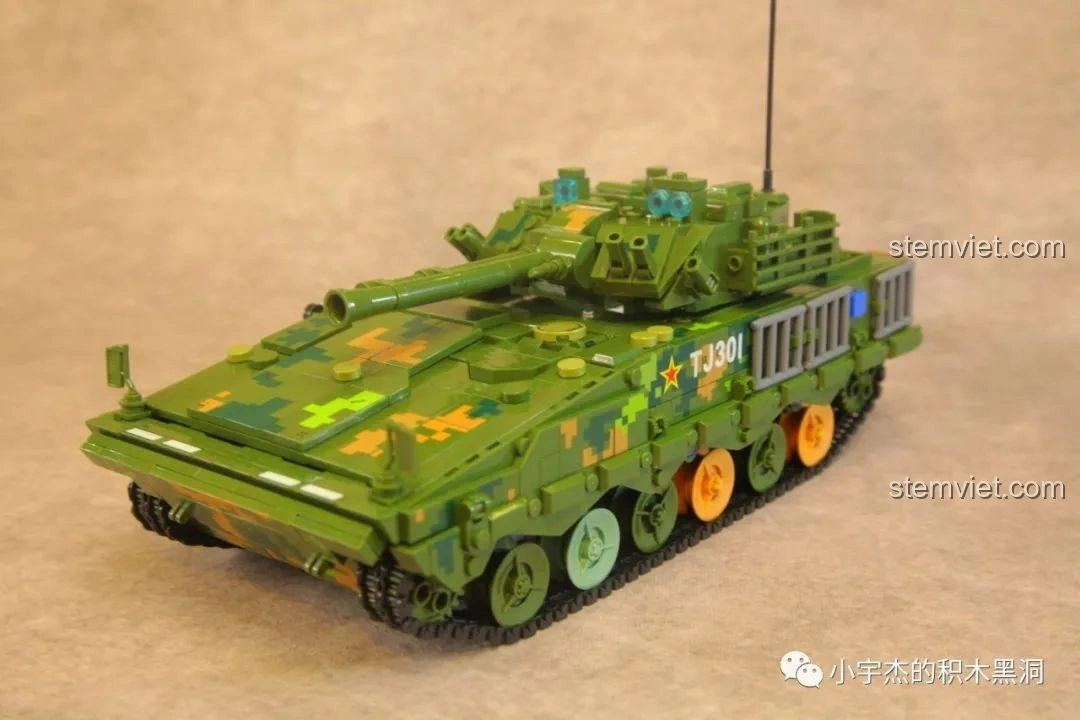 Mô hình Panlos Brick 639010 Xe Bọc Thép 04A từ góc nhìn phía sau, chi tiết đèn và cửa