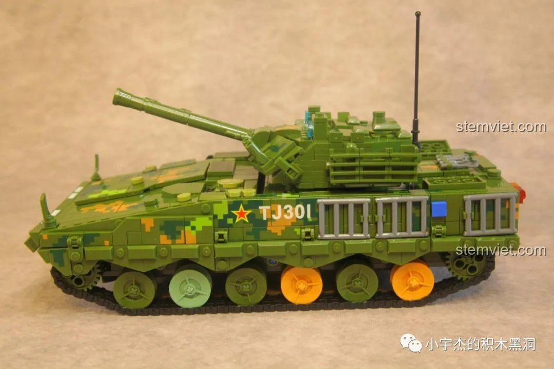 Mô hình Panlos Brick 639010 Xe Chiến Đấu Bộ Binh 04A từ góc nhìn phía trước