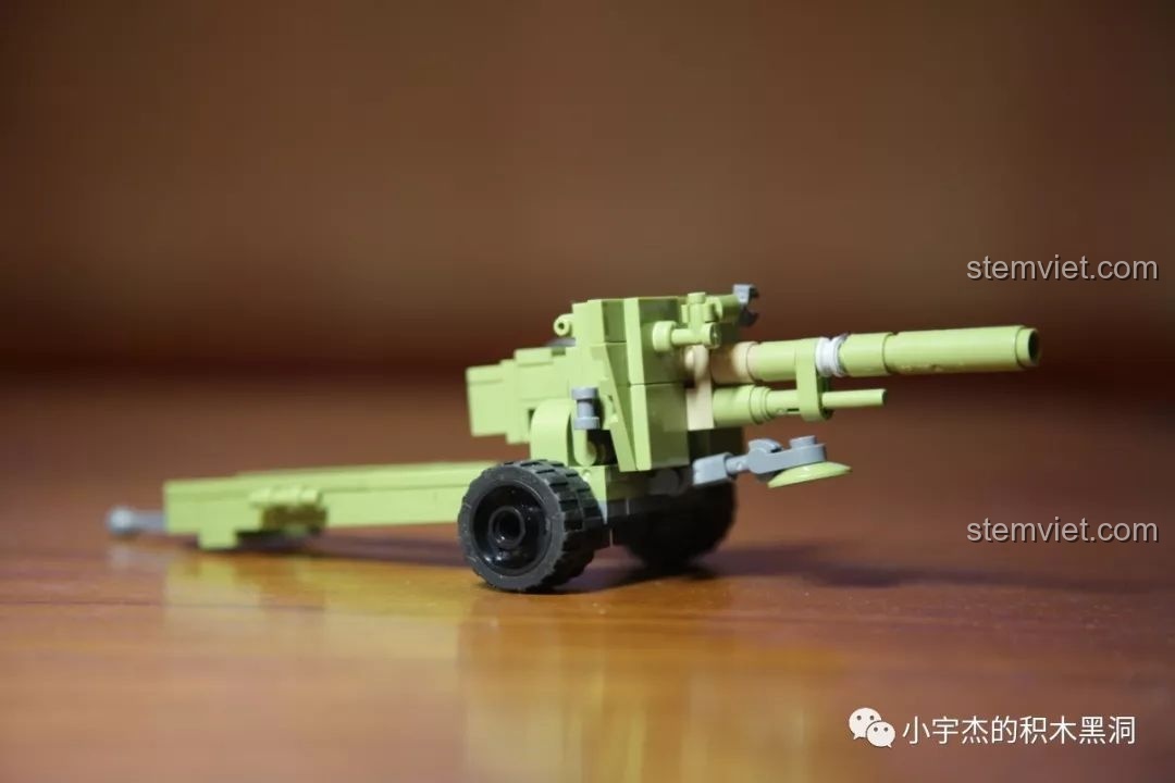 Mô hình pháo dã chiến từ bộ Panlos 631004A đã lắp ráp hoàn chỉnh, nhìn từ góc nghiêng.