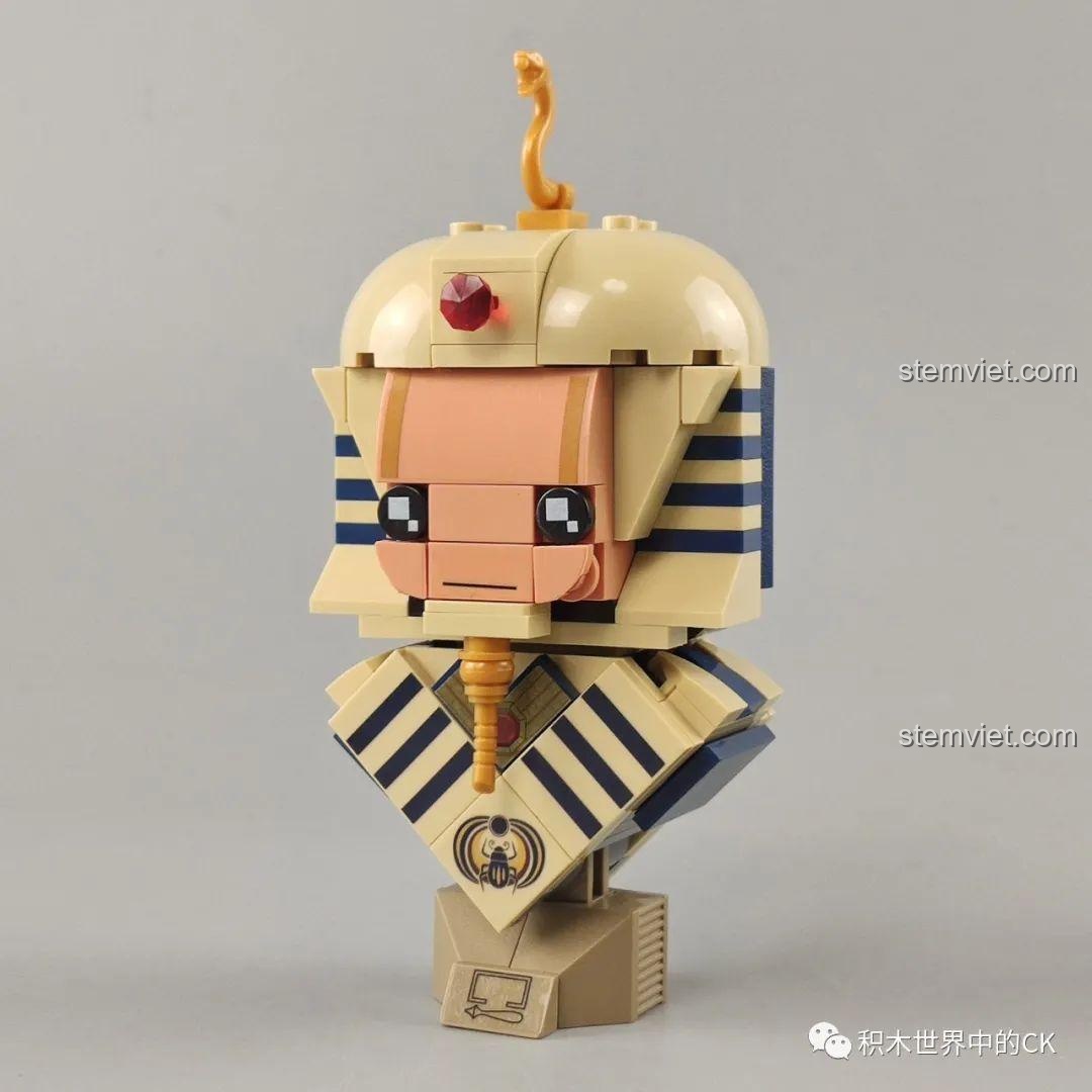 Mô hình Pharaoh hoàn chỉnh từ bộ lắp ráp ZHEGAO CW2002A, với mũ miện và trang phục đặc trưng của vị vua Ai Cập.