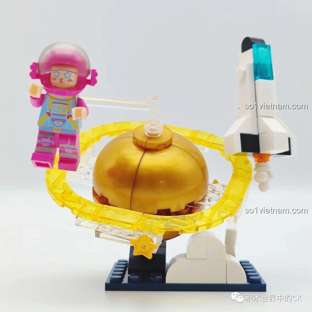 Mô hình Phi hành gia hồng Global Walk đã hoàn thành, với phi hành gia màu hồng, quỹ đạo vàng và tên lửa nhỏ, thuộc bộ đồ chơi WISE BLOCK HA390213.