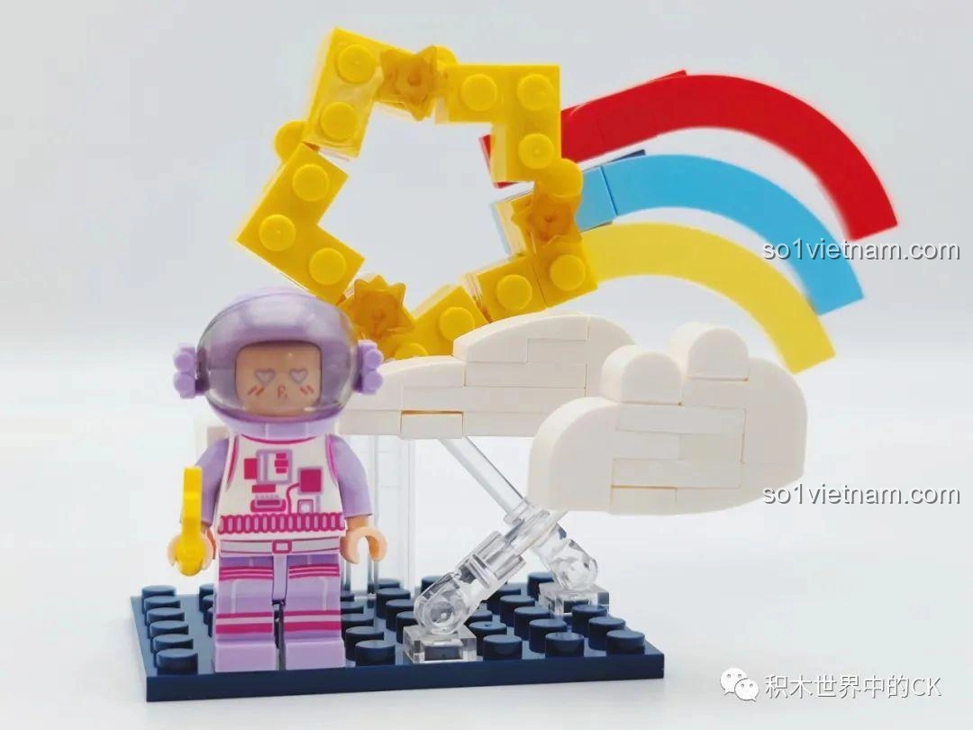 Mô hình Phi hành gia tím Wishing Meteor đã hoàn thành, với phi hành gia màu tím, dải cầu vồng và ngôi sao vàng, thuộc bộ đồ chơi WISE BLOCK HA390213.