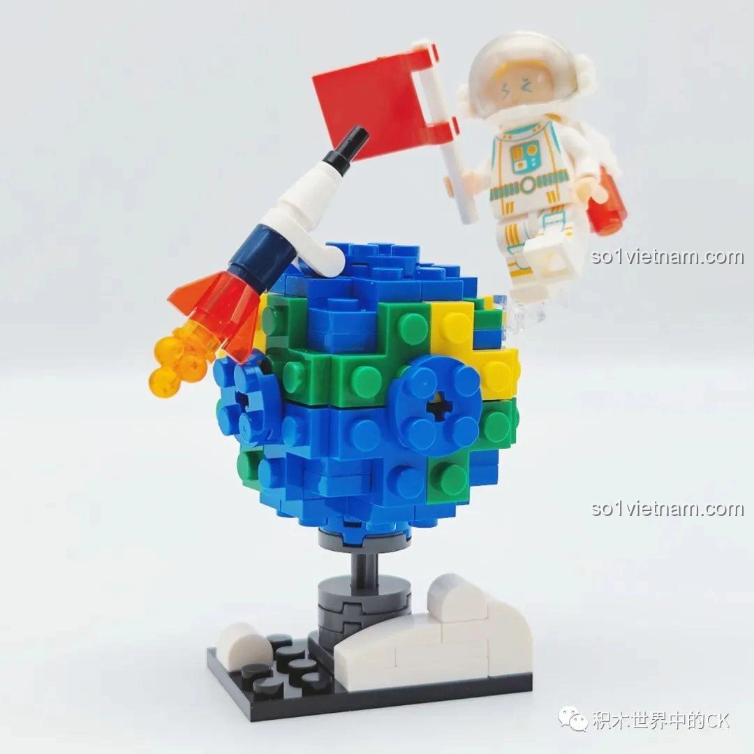 Mô hình Phi hành gia trắng Flying Away from Earth đã hoàn thành, với phi hành gia màu trắng cắm cờ trên quả địa cầu mini, thuộc bộ đồ chơi WISE BLOCK HA390213.