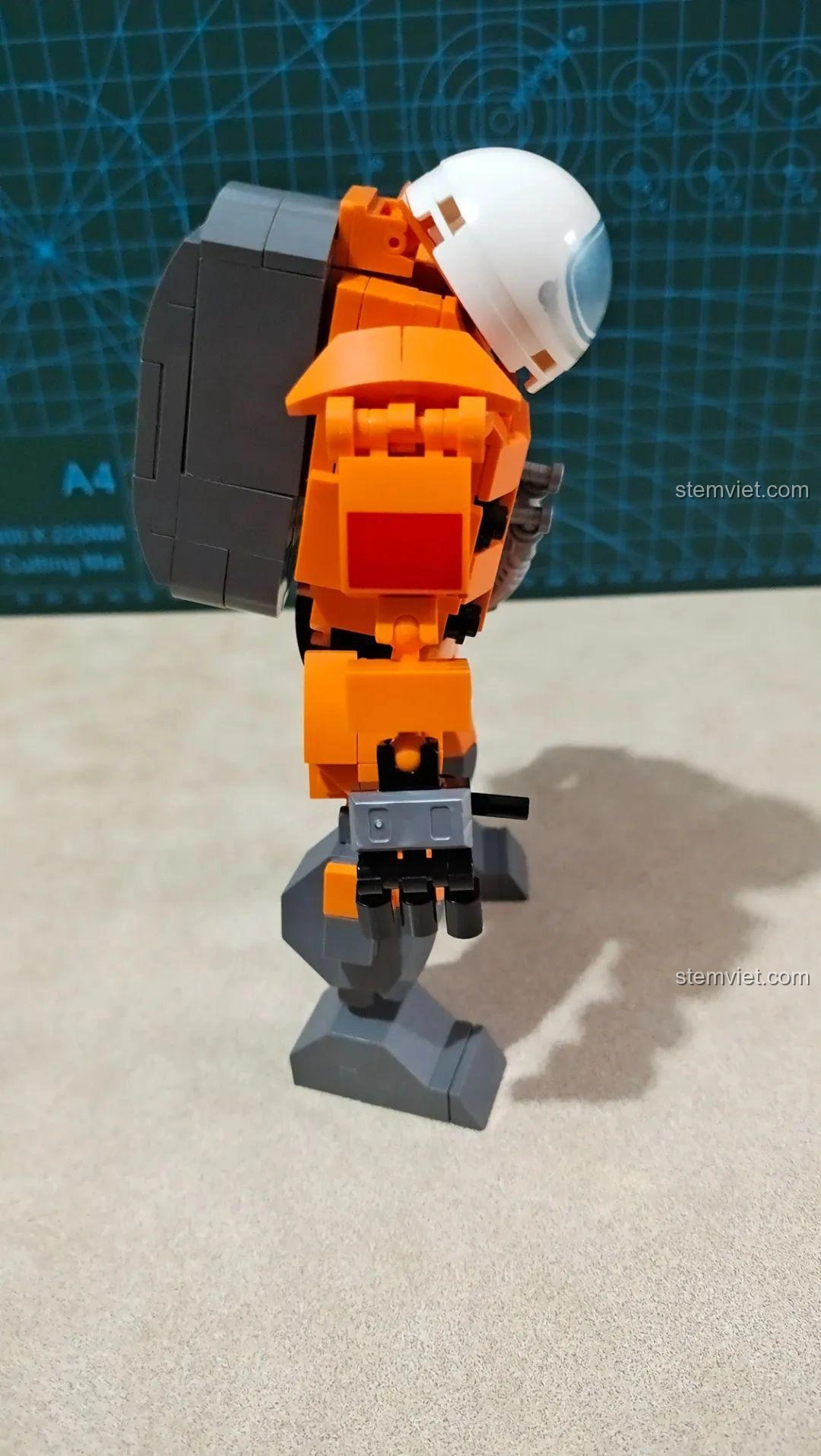 Mô hình Phi hành gia WISE BLOCK HA390206 nhìn từ cạnh bên, thể hiện chi tiết ba lô và ống dẫn khí.