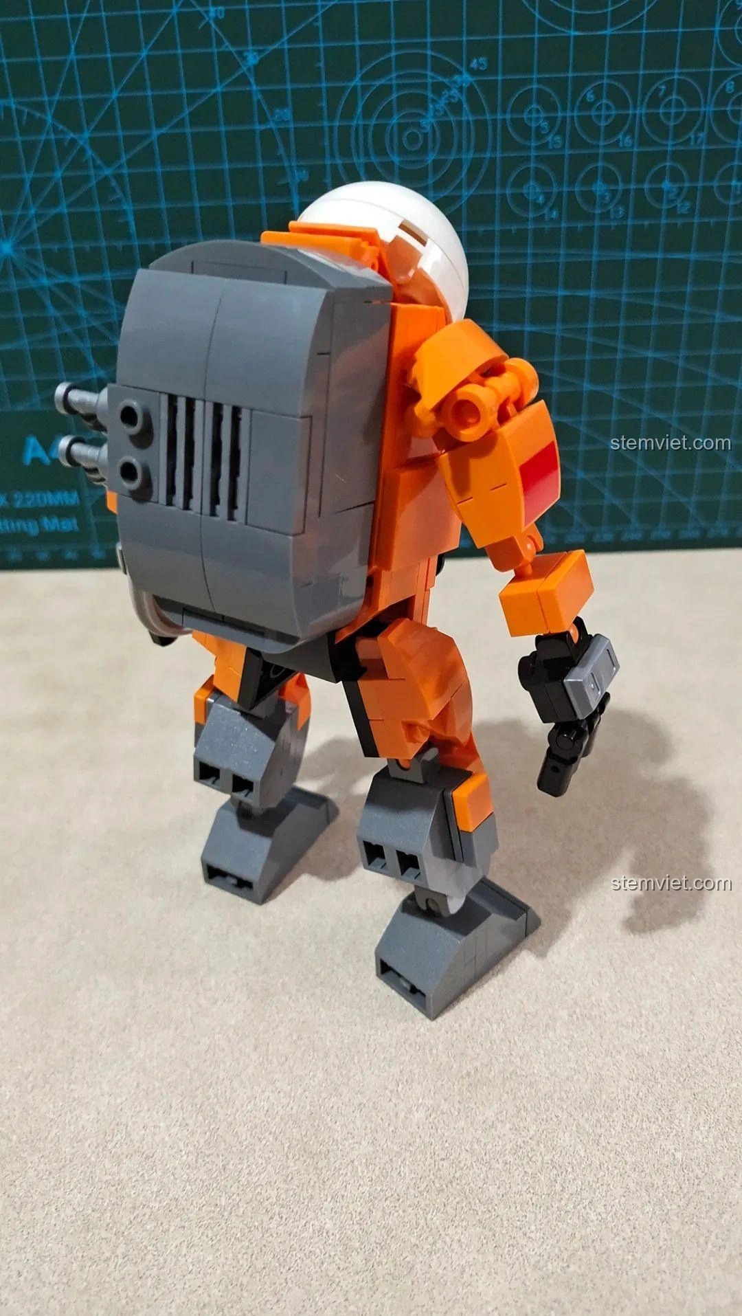 Mô hình Phi hành gia WISE BLOCK HA390206 nhìn từ mặt sau, với thiết kế ba lô lớn và các chi tiết kỹ thuật.