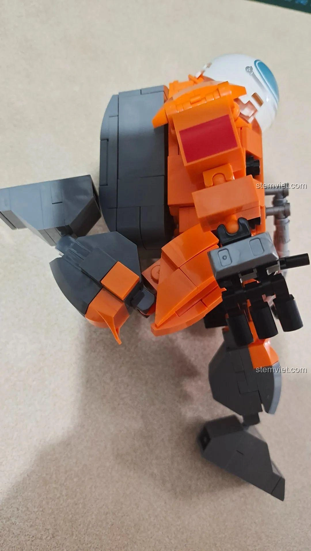 Mô hình Phi hành gia WISE BLOCK HA390206 với chân gập, minh họa khả năng cử động của khớp cầu ở chân.