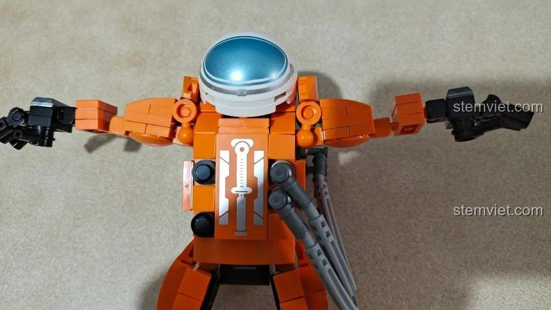Mô hình Phi hành gia WISE BLOCK HA390206 với tay dang rộng, thể hiện khả năng cử động linh hoạt nhờ khớp cầu.