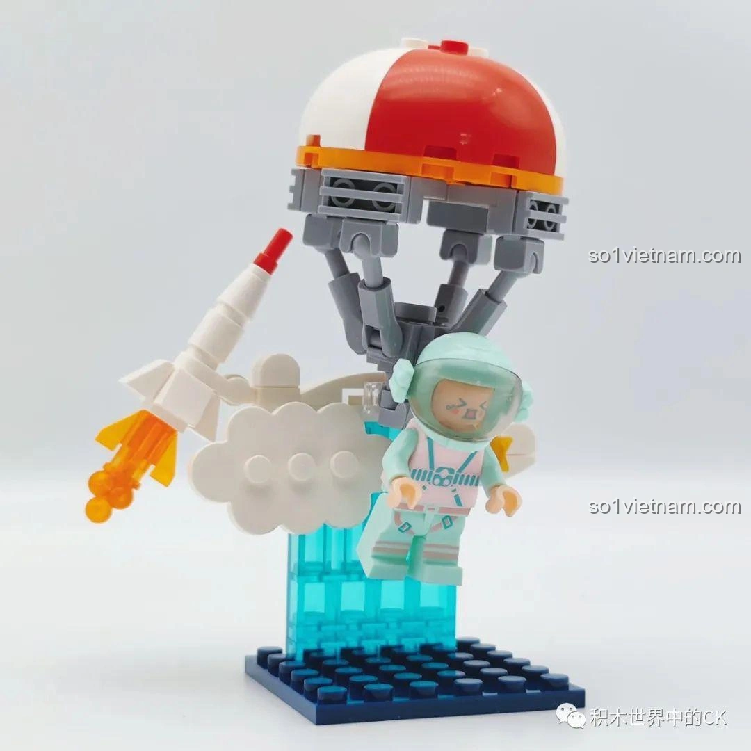 Mô hình Phi hành gia xanh mint Space Landing đã hoàn thành, với phi hành gia màu xanh mint, chiếc dù đỏ trắng và đám mây, thuộc bộ đồ chơi WISE BLOCK HA390213.
