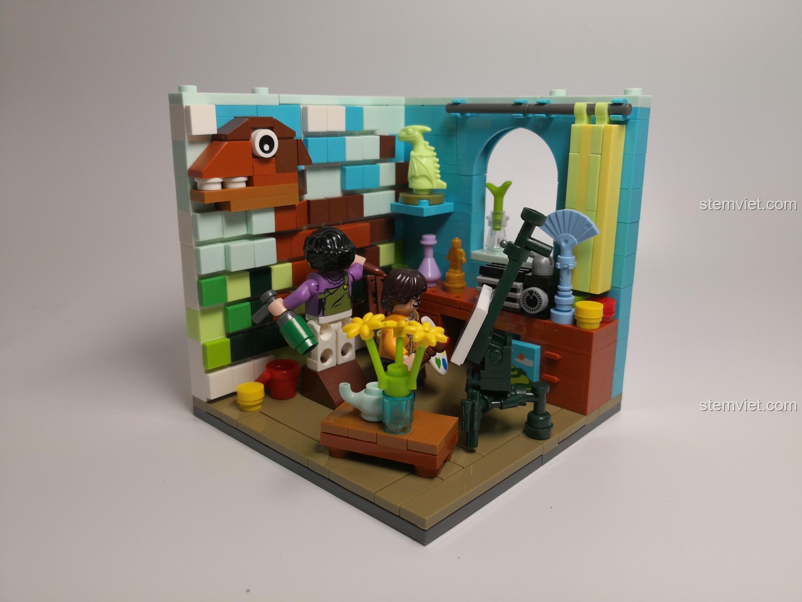 Mô hình Phòng làm việc của Họa sĩ hoàn chỉnh với đầy đủ nội thất và hai minifigure đang sáng tác nghệ thuật.