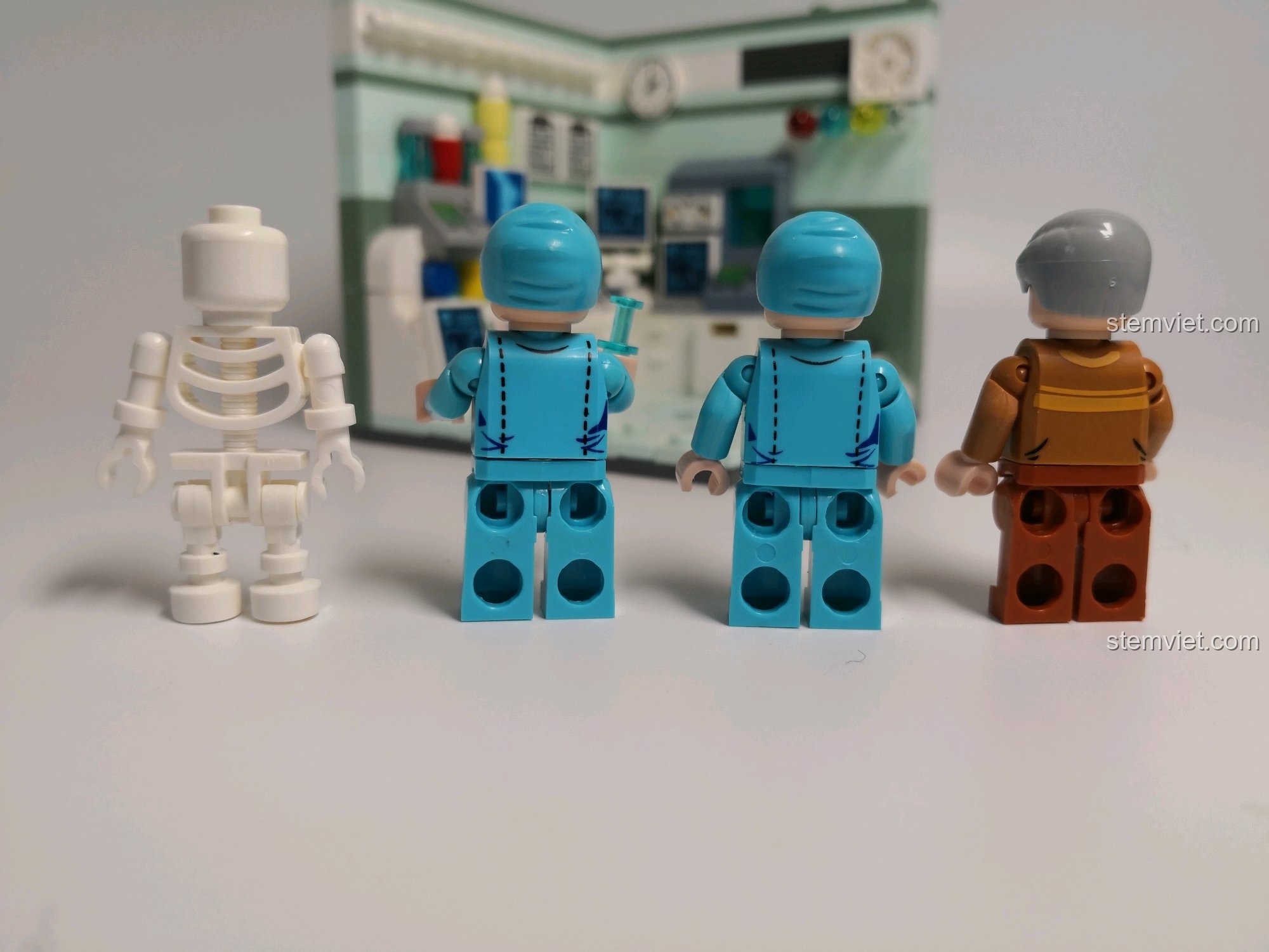 Mô hình Phòng Phẫu thuật hoàn chỉnh, mô phỏng một ca mổ đang diễn ra với đầy đủ y bác sĩ, bệnh nhân và thiết bị.